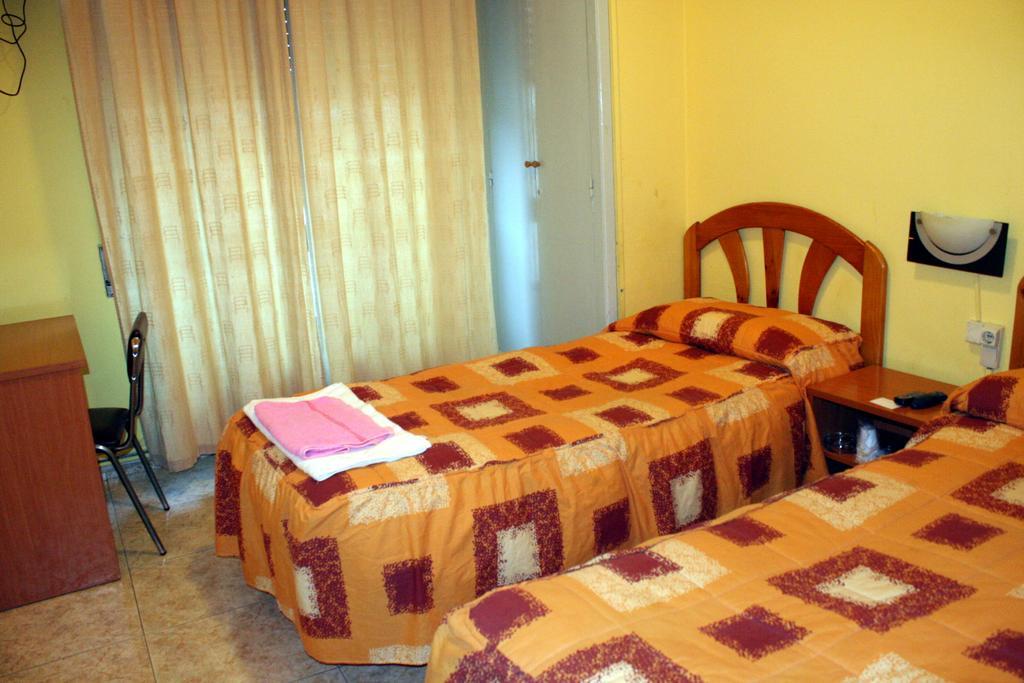 Pension Fonda Suiza Reus Habitación foto