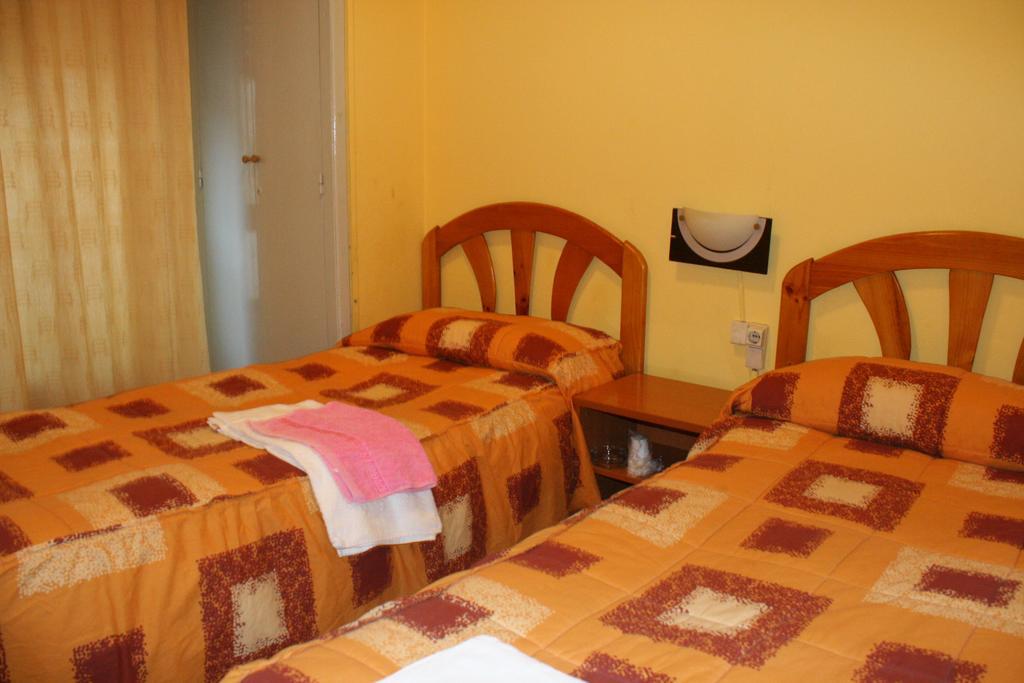 Pension Fonda Suiza Reus Habitación foto